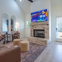 Pet-Friendly 4BR 5 Min to LakePoint with TV Room