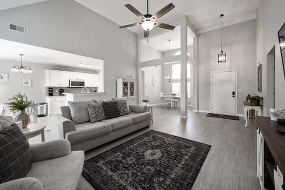 Pet-Friendly 3BR House with Garage Near LakePoint! - Image 1