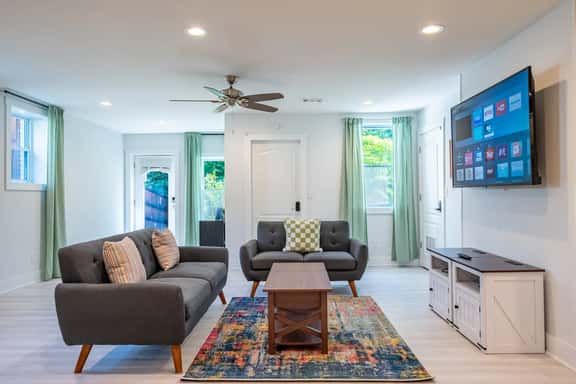Upscale 2BR Apartment Near Emory Hospital and CDC - Image 1