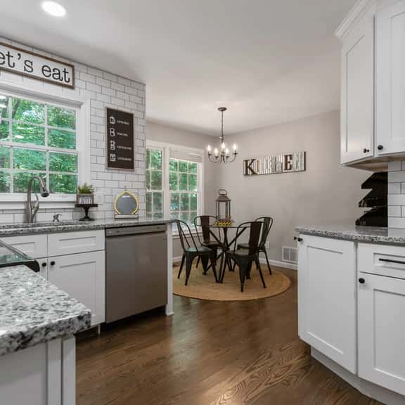 Cozy Getaway: Extended Stay, 5BR Open Air Near DT - Image 1