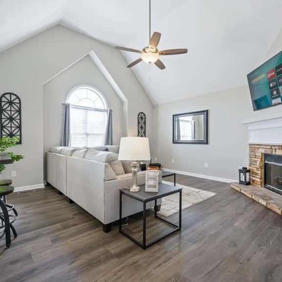 Spacious 5BR Home with Fenced Yard in Adairsville - Image 1