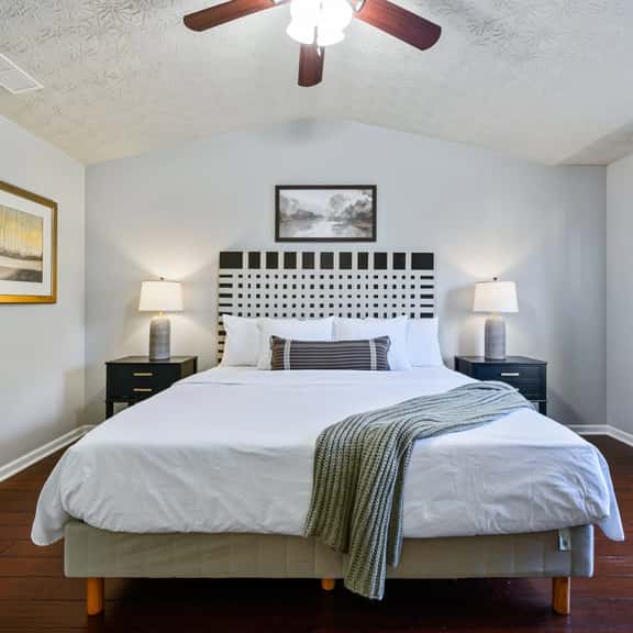 Modern 3BR Townhome Near Downtown Woodstock - Image 1
