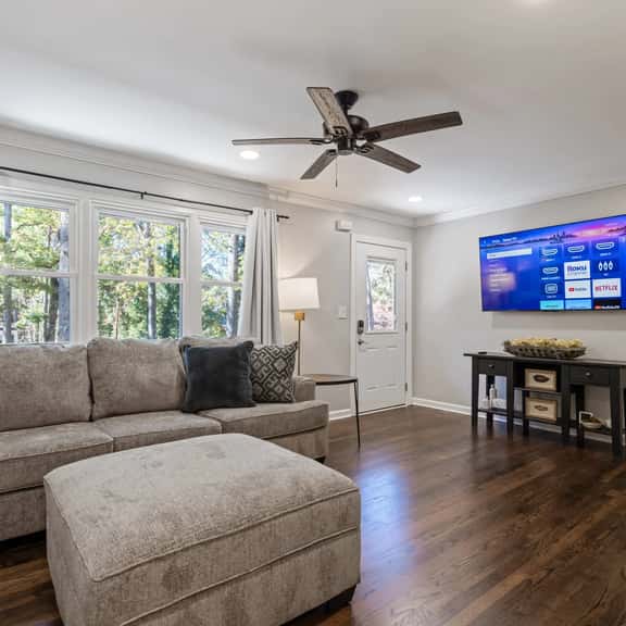 Modern 3BR Home Near LakePoint with Fenced Yard - Image 1