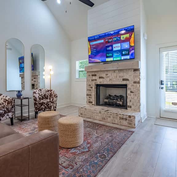 Pet-Friendly 4BR 5 Min to LakePoint with TV Room - Image 1