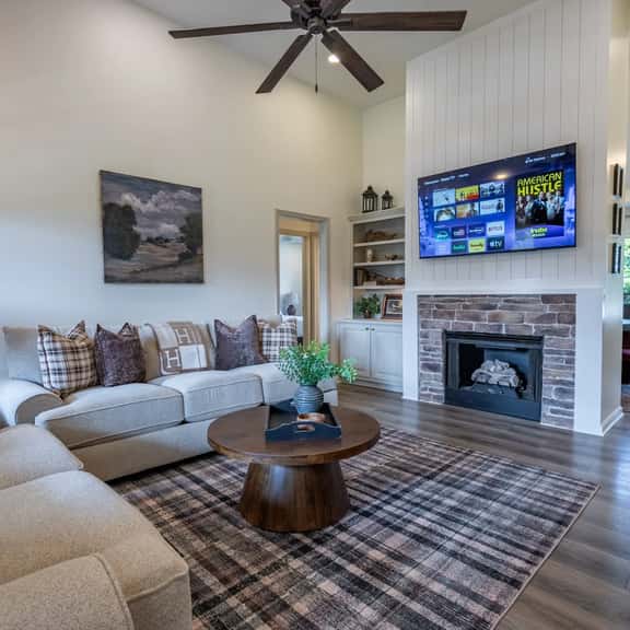 New Remodel Pet-Friendly 4BRn with Scenic Views from Porch & Deck - Image 1