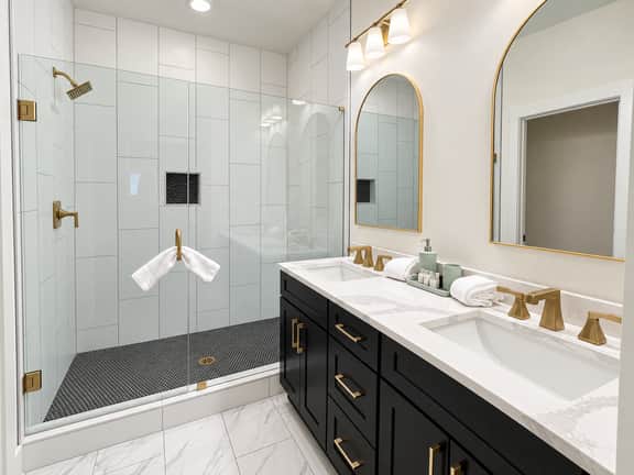 New Build Made for LakePoint Group Stays Sleeps 10 - Image 4