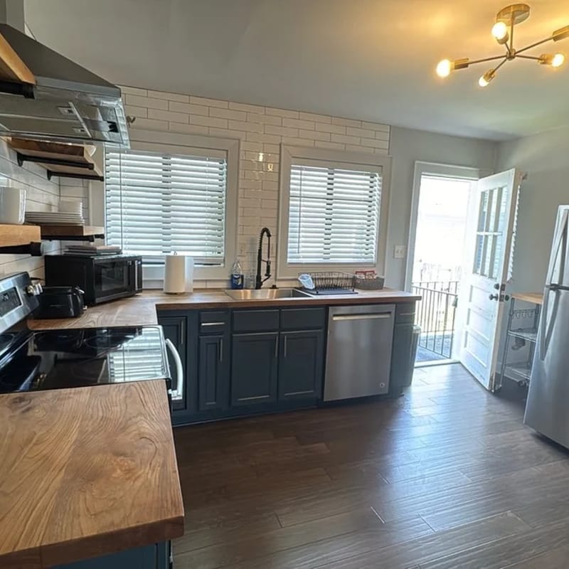Artsy West End Retreat | Auto 5% / 10% Off